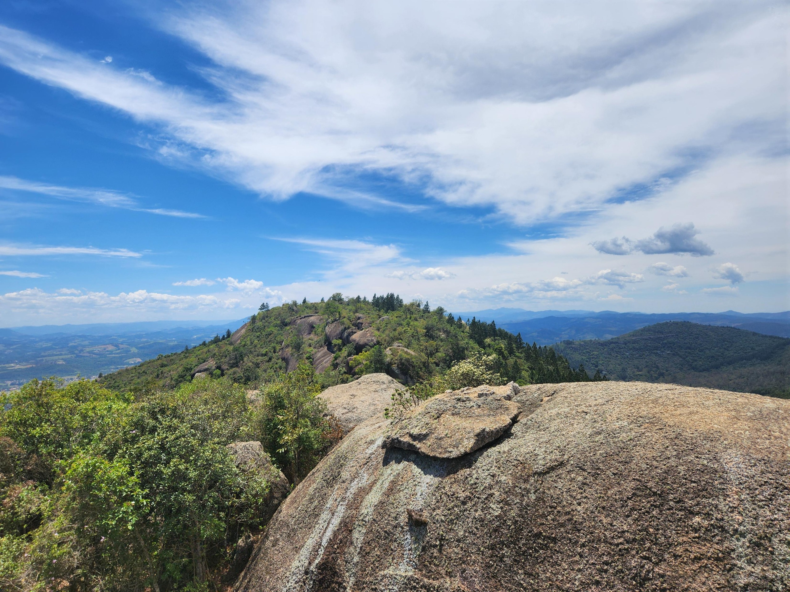 Cume rochoso e crista da Serra do Itapetinga com vegetação de altitude em Atibaia
