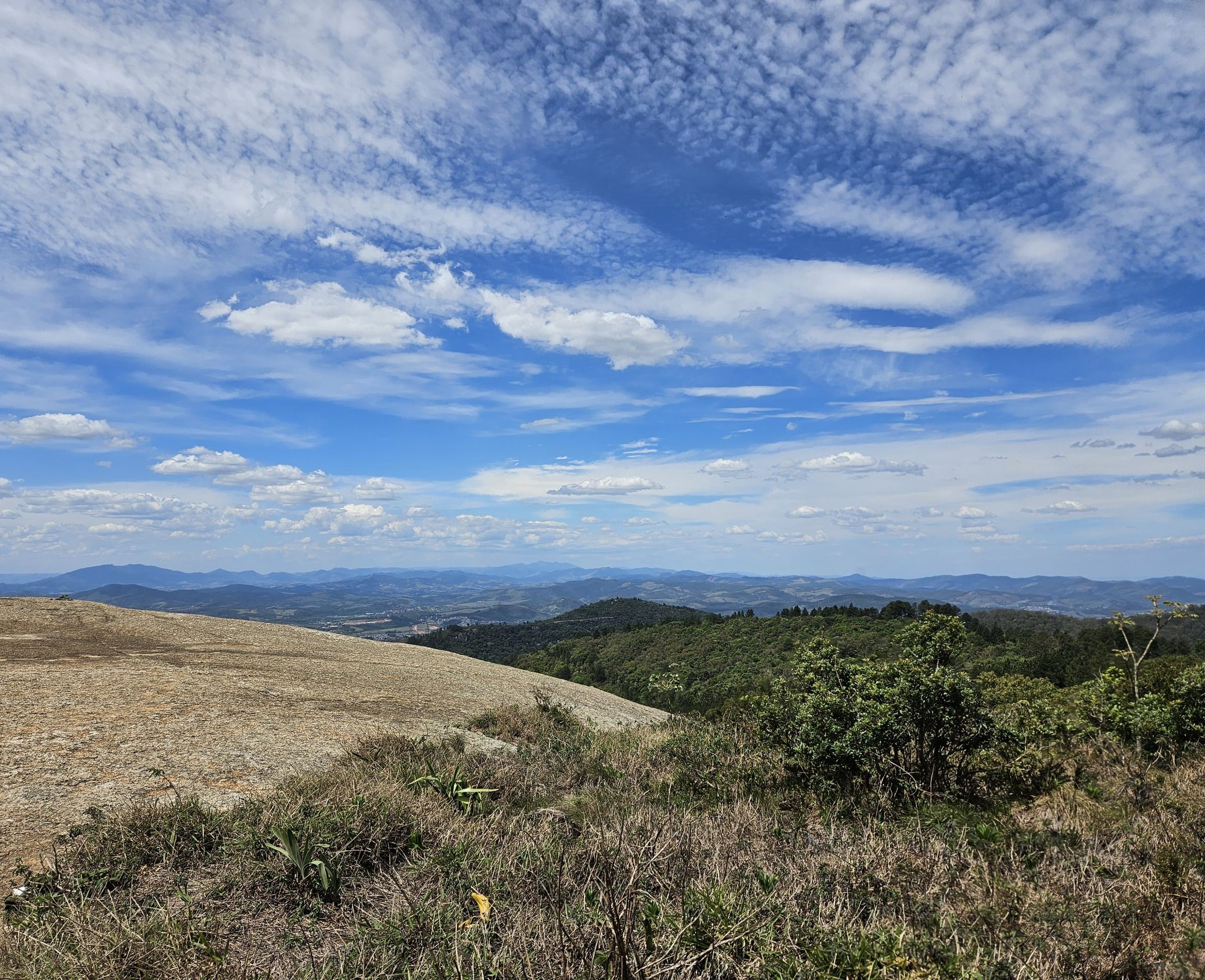 Laje monumental de granito da Pedra Grande de Atibaia com visão limpa do horizonte e céu azul