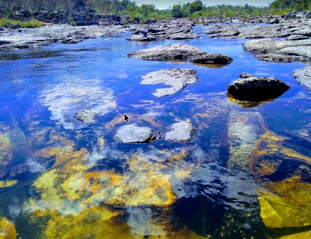 Águas cristalinas sobre leito de quartzo na Chapada dos Veadeiros