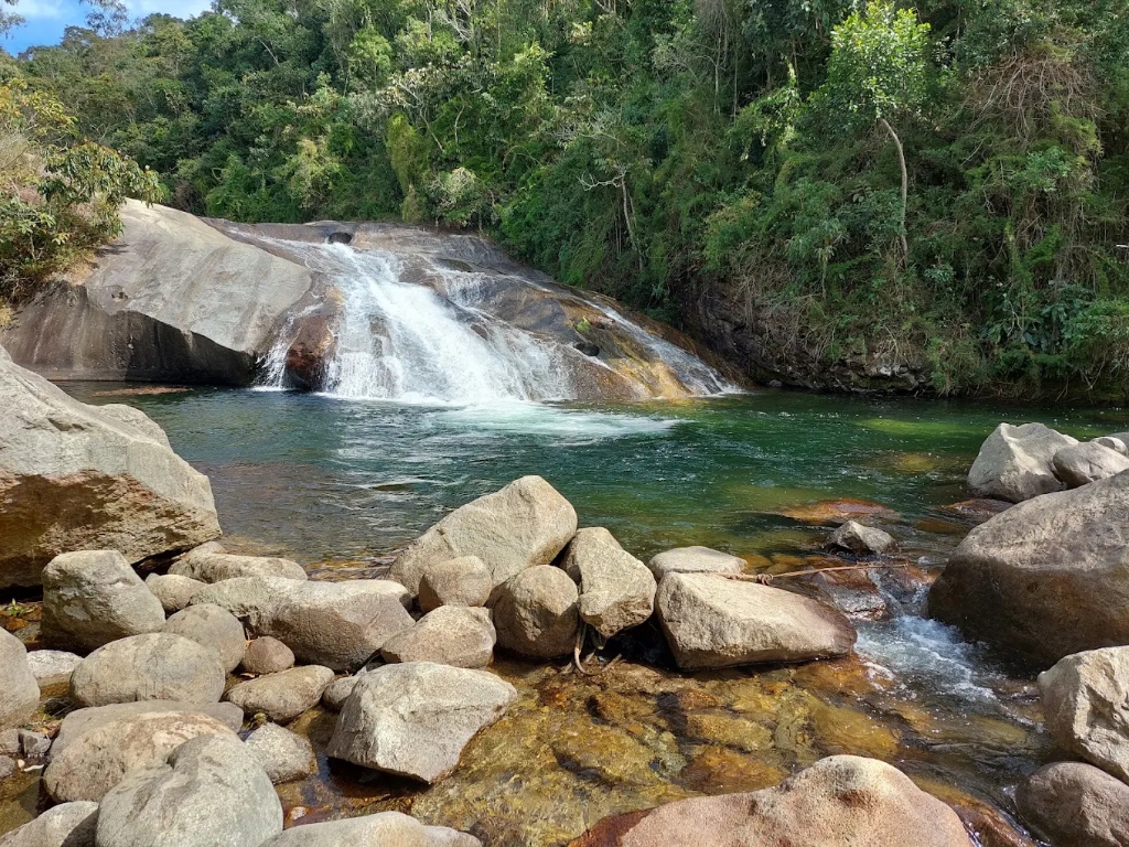 Trilhas imperdíveis no Rio de Janeiro: do Pico da Coragem às montanhas de Queimados e região metropolitana