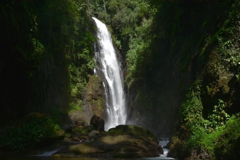Cachoeira do Meu Deus com 53 metros de queda no cânion do Vale das Ostras