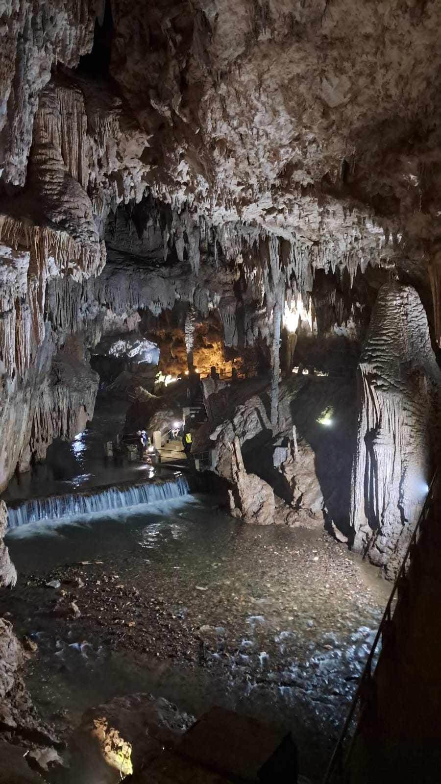 Curso de rio subterrâneo e estalactites no interior de caverna no PETAR